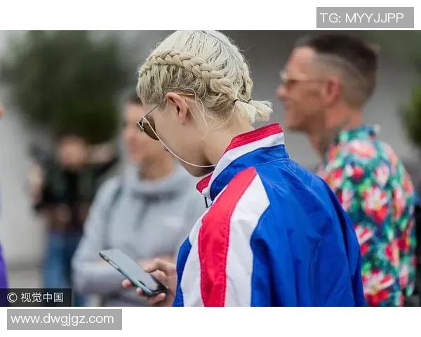 扎辫球星引领足球潮流 探索个人风格与团队配合的完美结合