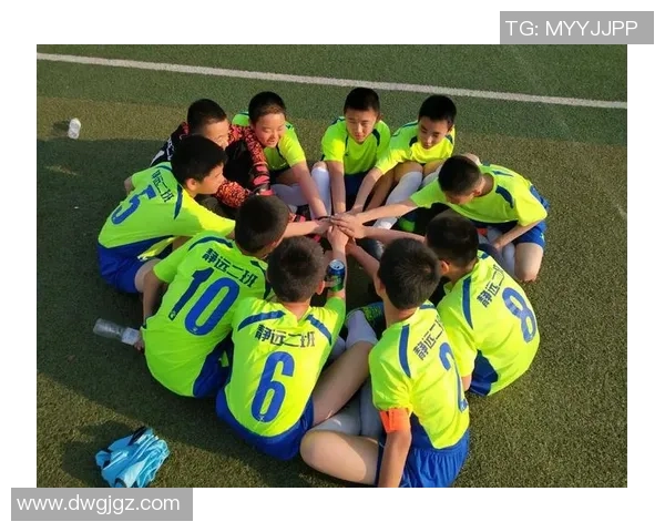 足球星兄弟背影同行展现兄弟情深与梦想共舞的力量